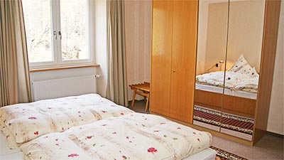 Schlafzimmer mit Doppelbett