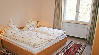 Schlafzimmer mit Doppelbett